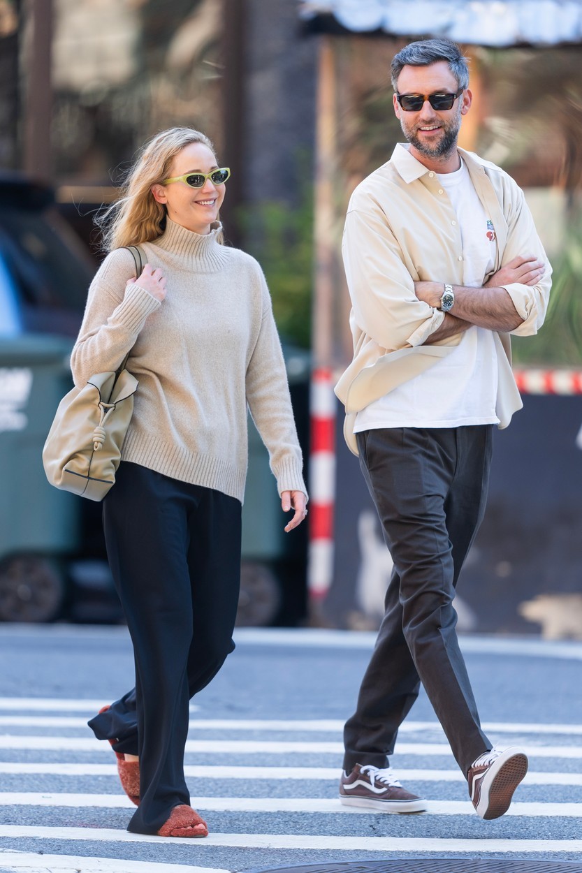 Jennifer Lawrence és férje, Cooke Maroney vidáman sétálgatnak New York utcáin