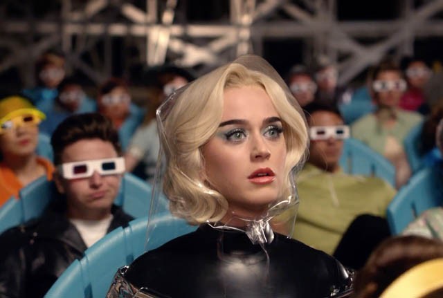 Katy Perry szőke Chained to the Rhythm videoklip