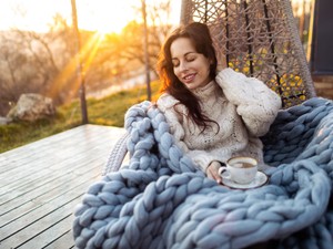 Starter pack téli bekuckózáshoz – Kedvenc magyar designtárgyaink otthonra