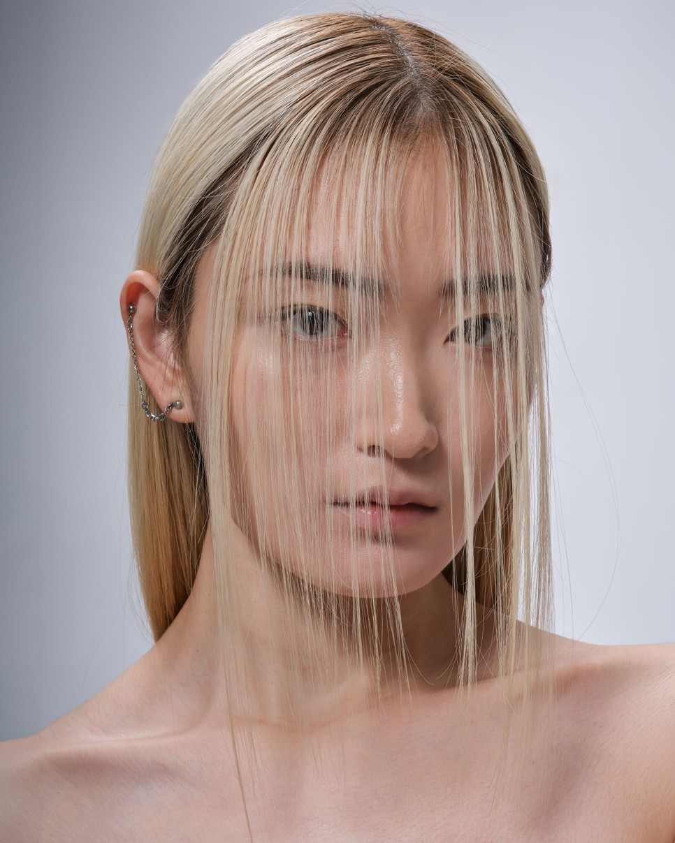 Védd hajadat a napsugarak káros hatásától kalappal vagy UV-védő hajápolókkal, hogy elkerüld a szín fakulását!