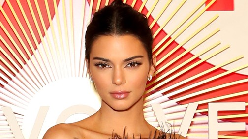 Napi cuki: Kendall Jenner pasijának anyukájával nézte a sztárkosaras meccsét