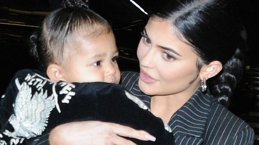 Kylie Jenner 1 éves kislánya nagyobb babaházat kapott karácsonyra, mint az én lakásom