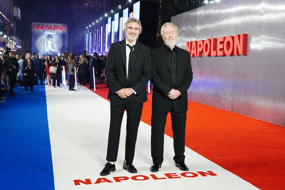 Joaquin Phoenix és Ridley Scott a Napóleon című film Egyesült Királyságbeli bemutatóján