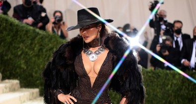 Jennifer Lopez bőr melltartóját nem érdemes dzseki alá rejteni