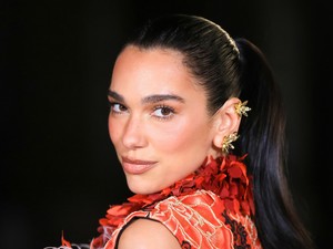 Dua Lipa Chanel ruhája az egyik legkülönlegesebb darab, amiben valaha láthattuk