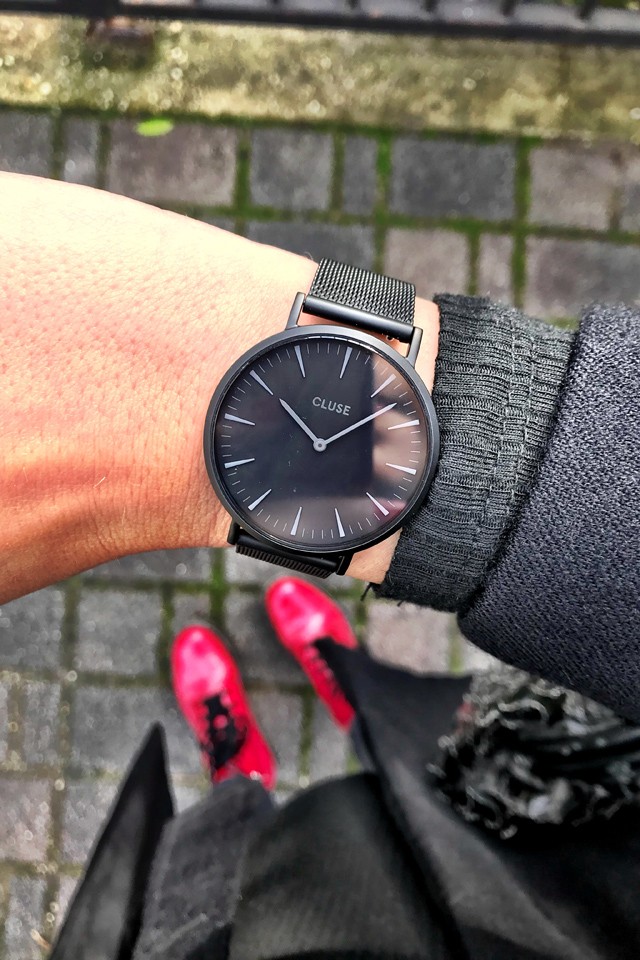 Péntek esti barátnős vacsihoz így öltözik a várandós üzletvezető