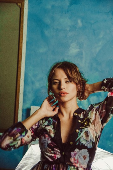 A festett virágok egyszerre bájosak és elegánsak az enyhén fényes anyagokon a Sugarbird La vie en Rose kollekciójában