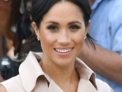 Meghan Markle ballonkabátot viselt ruhaként, ami csodálatos, viszont egy átlagos fizetésnél is többe kerül
