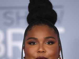 Lizzo egy nagy csokinak öltözött a Brit gálára, bele akarsz harapni