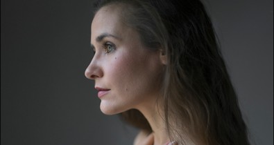 "Ha a való életben bezárul valaki mögött egy ajtó, azt úgysem tudhatjuk meg, mi történik vele a négy fal között."- Tompos Kátya színésznővel beszélgettünk