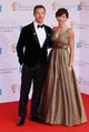 Valóságos hollywoodi aranykort idézett meg a vörös szőnyegen a sztárpár a 2022-es BAFTA-gálán: míg Sophie Hunter egy csillogó, aranyszínű estélyiben ragyogott, Benedict Cumberbatch egy klasszikus, sötét bársonyzakós szmokingban hozta a tőle megszokott brit eleganciát a Royal Albert Hallban