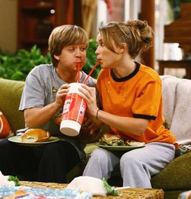 Kapaszkodj meg, amikor a Hannah Montana című sorozat 2006-ban elkezdődött, akkor a Miley (Hannah) tesóját alakító Jason Earles már 29 (!) éves is elmúlt, úgy hogy a szerepe szerint még 16 sem volt!!!