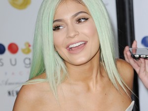 Eddig tartott Kylie Jenner szőkesége - pisztácia színre váltott