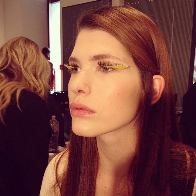 A napsárga még a modellek szempillájára is rákerült a Je Suis Belle bemutatójakor.