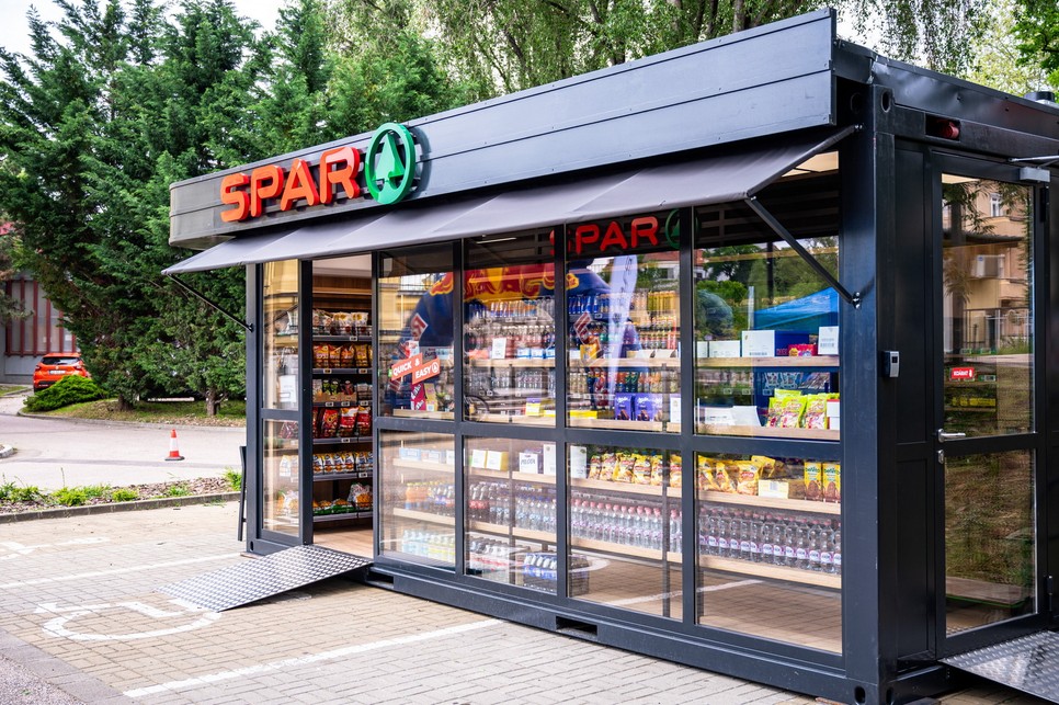 A SPAR QUICK & EASY konténerüzlete a Sneakerness Fesztiválon, ahol a fiatalok kedvenc frissítői és snackjei várták a látogatókat modern, trendi környezetben.