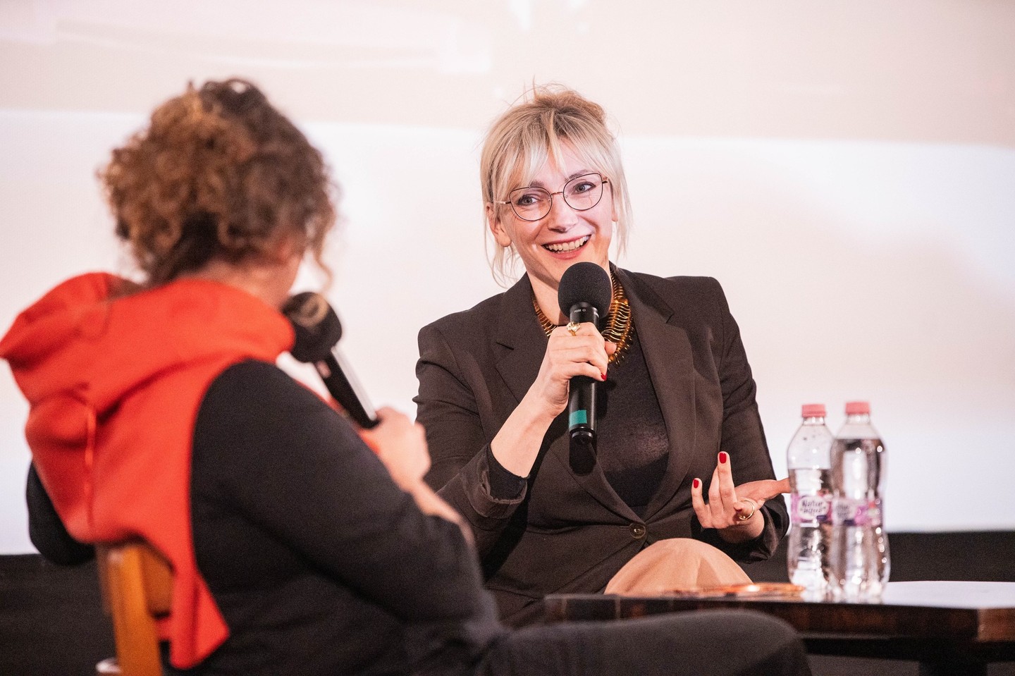 Borbély Alexandra színésznő és Veiszer Alinda újságíró egy kerekasztal beszélgetésen
