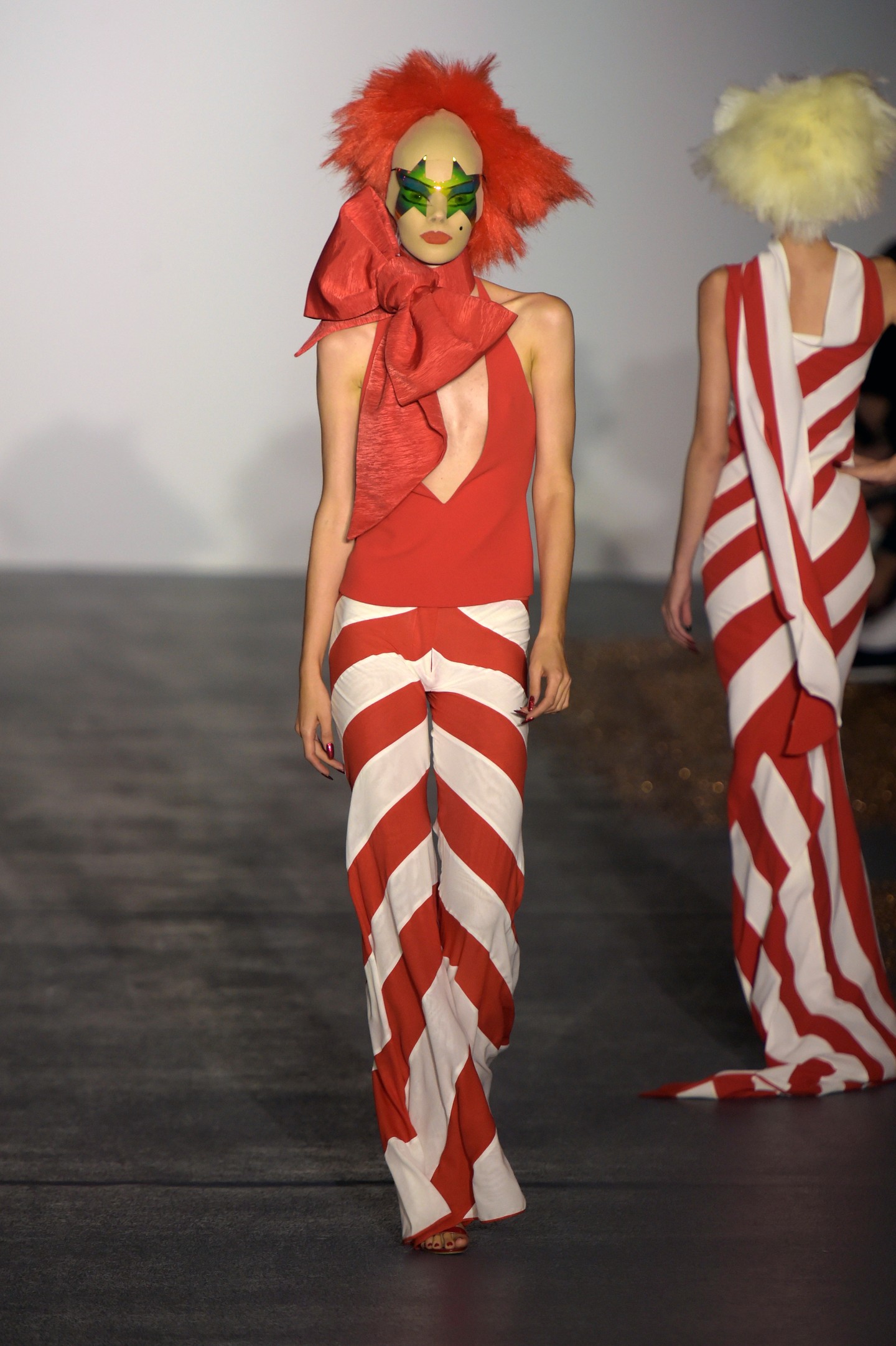 Gareth Pugh 2016 tavasz/nyár - A legborzongatóbb diszkóbohóc, aki valaha a táncparkettre lépett