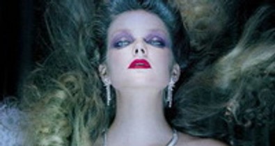 Mágia, okkult varázslat, révület - Mihalik Enikő fekete misén vetkőzött