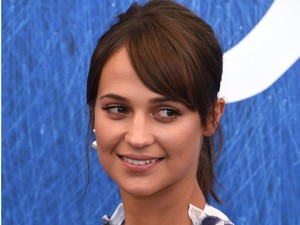 Alicia Vikander velencei belépője is szuperbájos