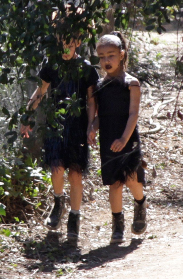 Kim Kardashian 5 éves kislánya fekete rúzsban már most úgy néz ki mint egy igazi nő