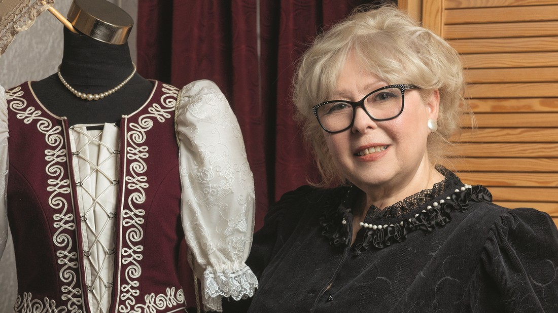 Tóth Erika Katalin viselettervező és -készítő, pedagógus, a BKIK Kézműipari Tagozat alelnöke, valamint a Ruha-, Textil-, Bőripari és Művészi Kézműves Osztály elnöke