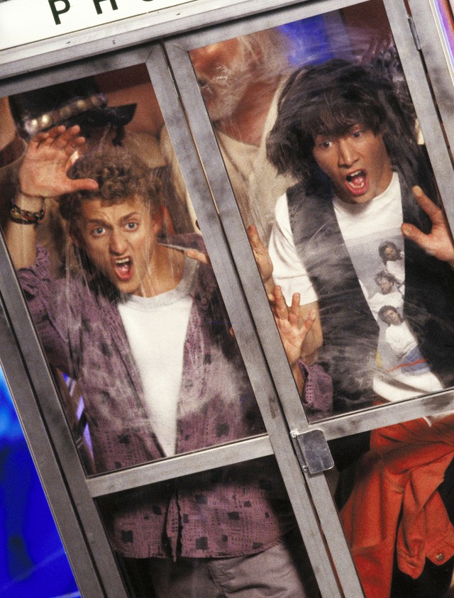 Keanu Reeves és Alex Winter, mint Bill és Ted az időgép-telefonfülkében