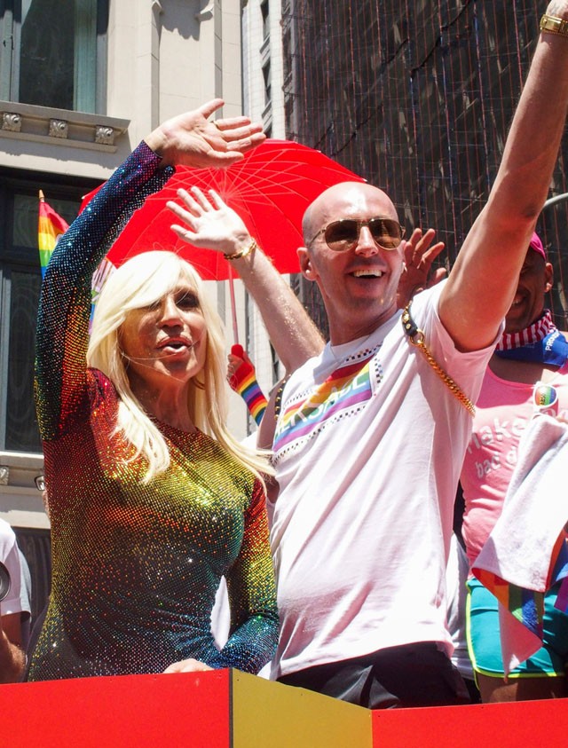 Donatella Versace a világ egyik legbefolyásosabb nője: gyönyörködjünk legemlékezetesebb szettjeiben