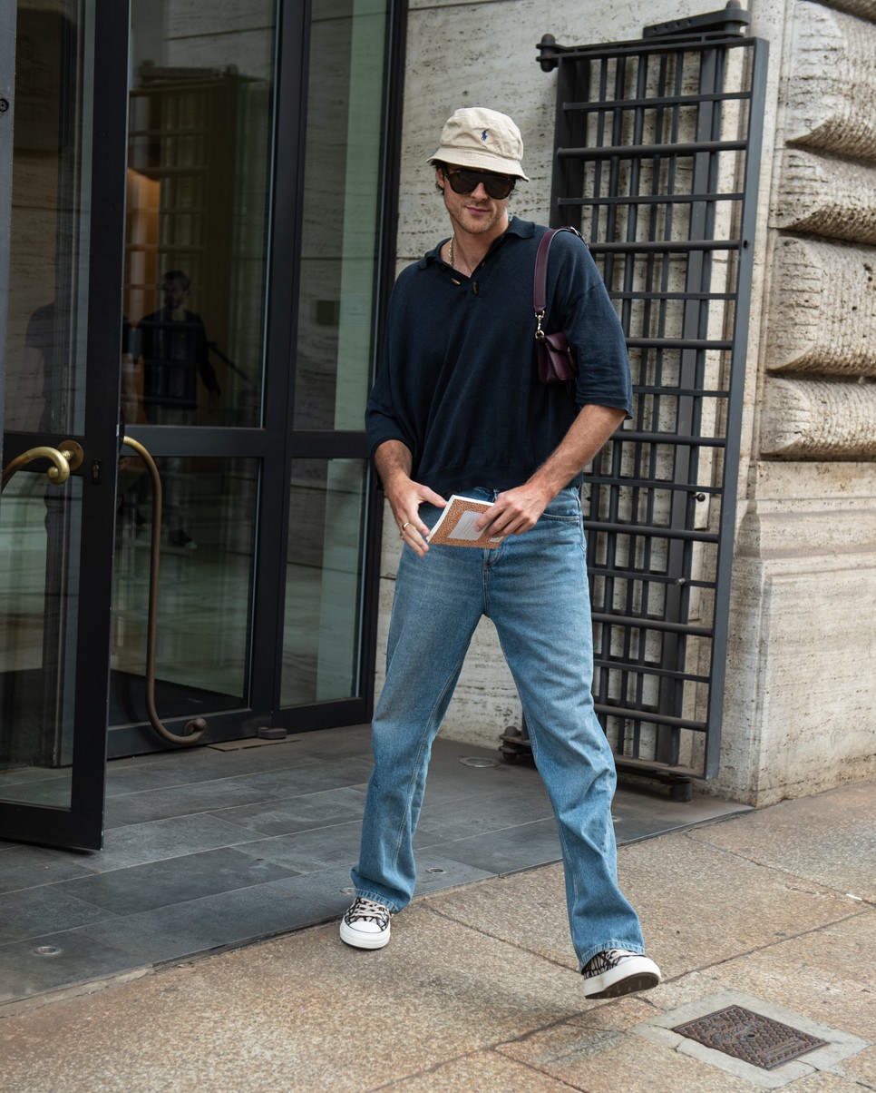 Elsőre meglepő, azonban kivételes stílusérzékről árulkodik a táskaválasztás