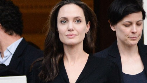 Angelina Jolie a meztelen teletetovált hátát mutatja
