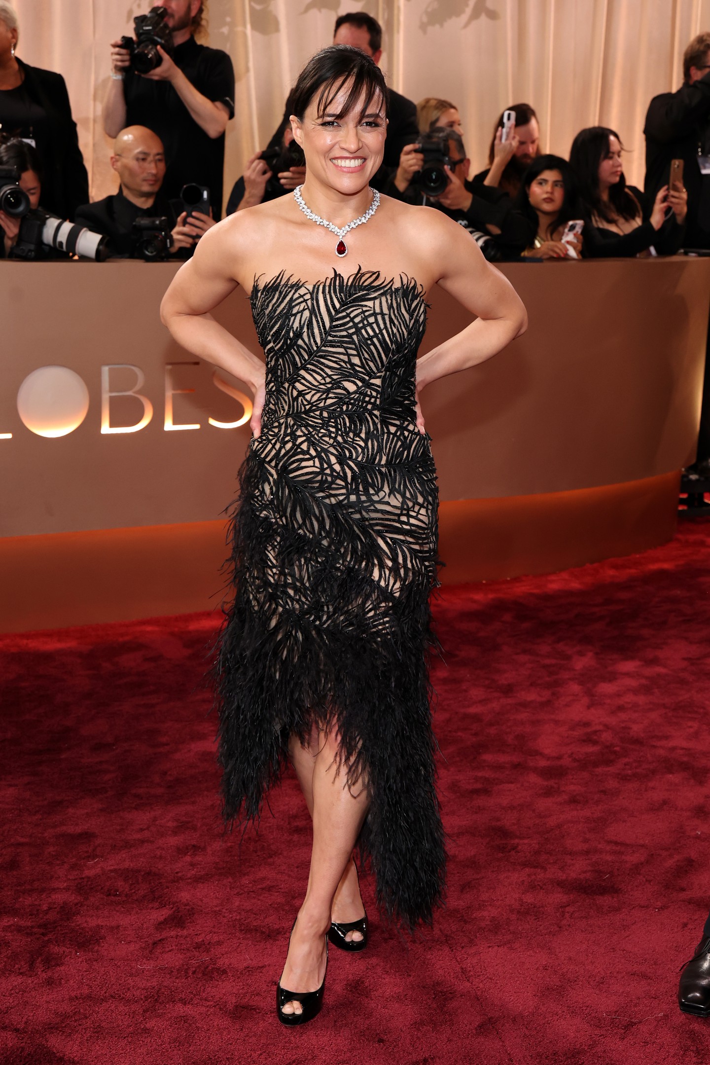 Michelle Rodriguez ebben a fekete, áttetsző Oscar de la Renta kreációban döntött úgy, megmutatja a legnőiesebb oldalát is