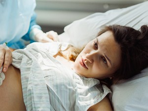 A szülés során sok dolog nem a nő igényei és tájékozott döntése alapján történik, hanem elavult rutinok és megszokások miatt