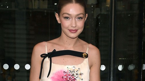 Gigi Hadid a hónap legnevetségesebb szettjében: mi ez a zokni?