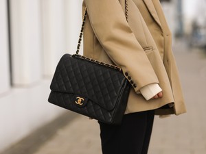 Sokkal drágábbak lettek a Chanel-táskák. De mi az oka?