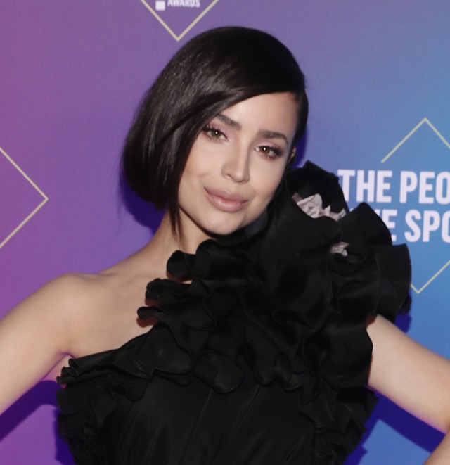 Sofia Carson szinte eltűnt a habos-babos ruhája alatt