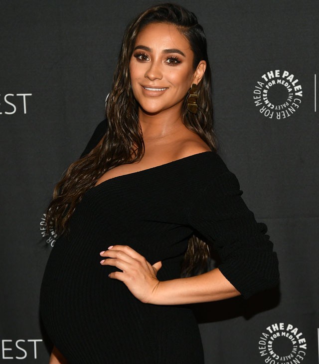 Shay Mitchell TÖKÉLETES ruhában mutatta meg kerekedő pocakját a vörös szőnyegen