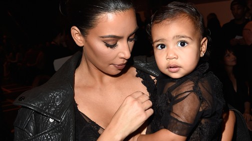 Miééért? Kim Kardashian már kislánya hasát is photoshopolta...