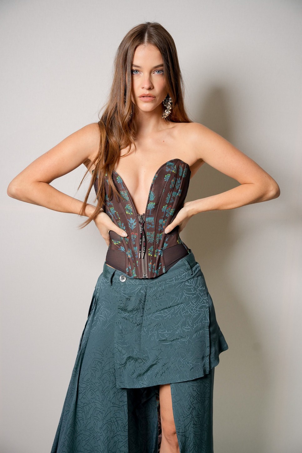 Palvin Barbara a Vivienne Westwood párizsi divatbemutatóján