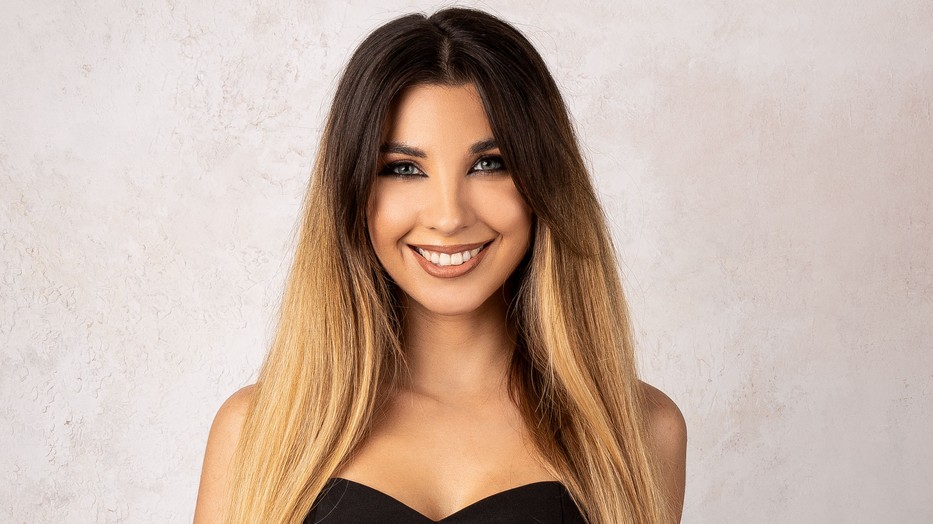 Pazar elegancia tükrözi Erdély Kitty mai szettjét, ami az eddigieknél is különlegesebb