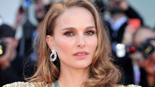 Natalie Portman denevérruhában, és taplig aranyban is lenyűgöző volt Velencében