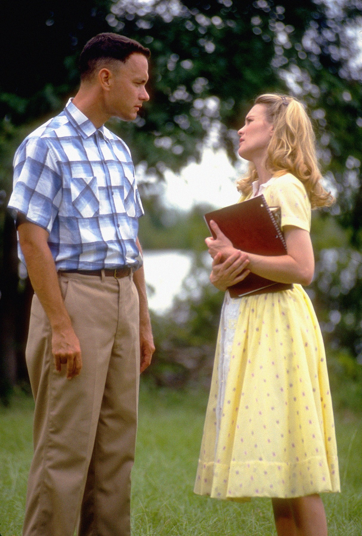 1994: Forrest Gump. Az amerikai filmszatíra főszereplője egy értelmileg akadályozott férfi, akit Tom Hanks alakít, méghozzá tökéletesen. A Savant-szindrómával küzdő Forrest Gump bizonyos területeken korlátozott képességekkel rendelkezik, míg máshol kiemelkedő szakértelemmel bír. Az ő életét mutatja be a film, amely 1994-ben elhozta az arany szobrocskát.