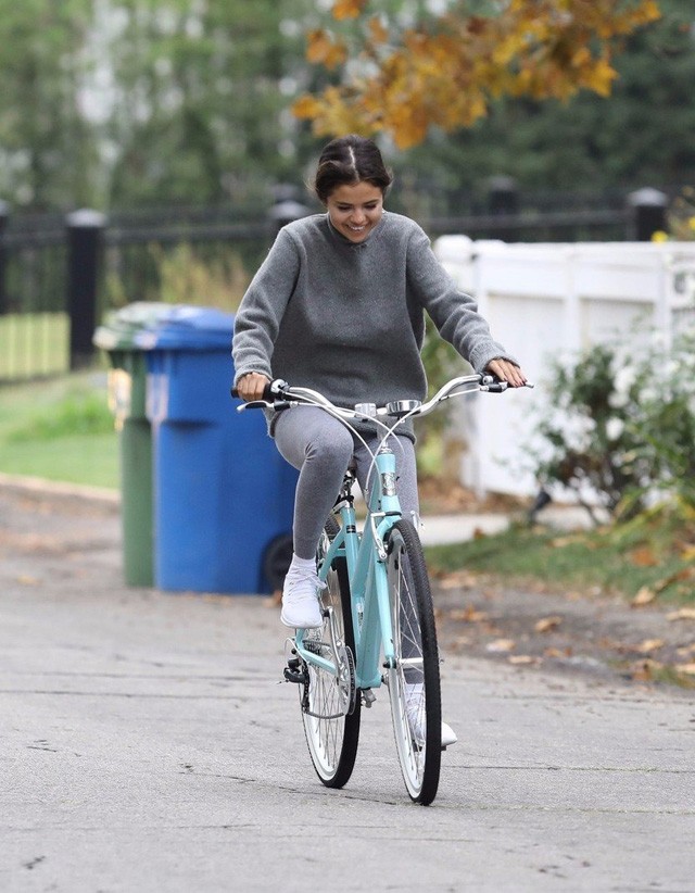 Selena Gomez és Justin Bieber boldog gyerekekként bicikliznek együtt!