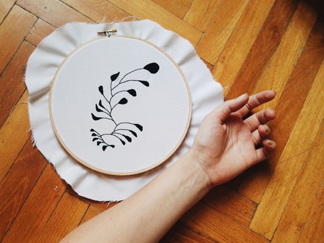 A magyar művész hímzéseivel meséli el, milyen a tökéletlenség - exkluzív interjú Palotás Ágival