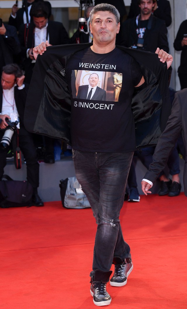 Még viccnek is rossz:´Weinstein ártatlan´ feliratú pólót viselt a vörös szőnyegen ez a rendező