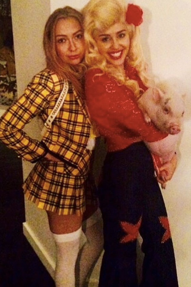 Miley Cyrus keresztanyjának, Dolly Partonnak öltözött, míg barátnője Cher Horrowitz volt.
