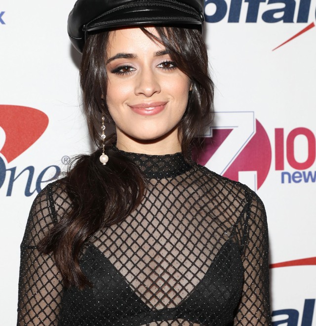 Camila Cabello huncut rendőrnőnek és égősornak öltözött a karácsonyi buliban!