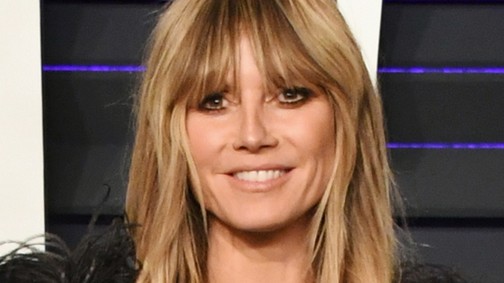 Húha! Heidi Klum levette a melltartóját, és egy apró bugyiban pózolt pasijának