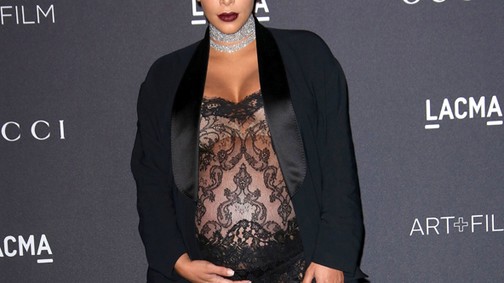 Kim Kardashian West a vörös szőnyegen mutogatja óriási hasát