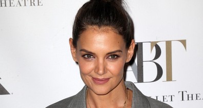 Katie Holmes megpróbálta koppintani Lady Gaga szettjét, de borzalmasan sült el a dolog...