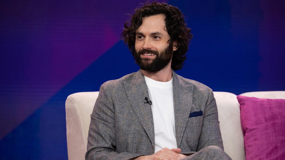Penn Badgley az élő példa rá, hogy egy férfin is nagyon jól tud állni a szoknya