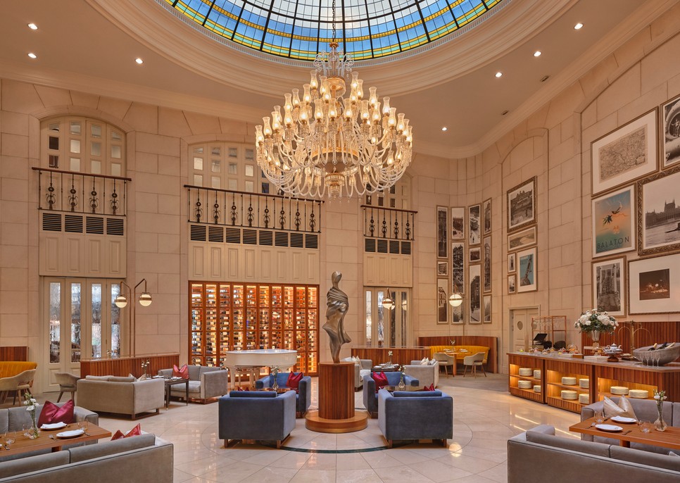 A Kupola Lounge az Al Habtoor Palace Budapest ikonikus tere, ahol a történelmi kupola alatt prémium brunch és elegáns délutáni kikapcsolódás vár